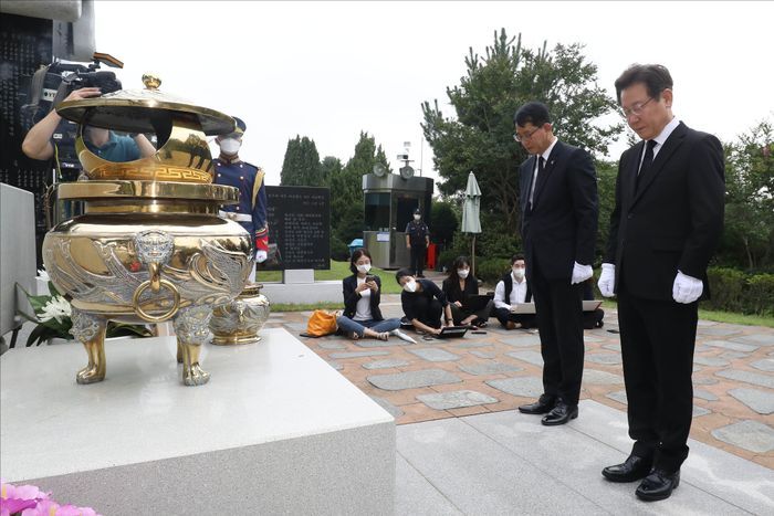 당대표 출마를 선언한 이재명 더불어민주당 의원이 18일 오전 서울 동작구 국립서울현충원 김대중 대통령 묘소를 찾아 참배를 하고 있다. ⓒ데일리안 홍금표 기자