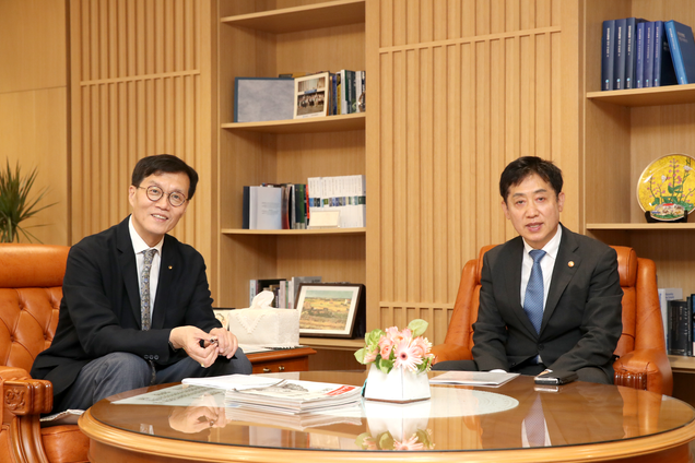 18일 한국은행 본관에서 이창용 한은 총재와 김주현 금융위원장 회동을 진행했다. ⓒ한국은행