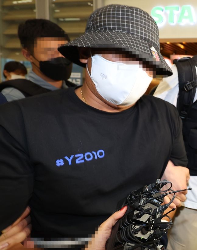 동남아 3대 마약왕 중 베트남에서 검거된 마지막 피의자 김모 씨가 19일 오전 인천국제공항 제2터미널을 통해 강제 송환되고 있다. ⓒ연합뉴스