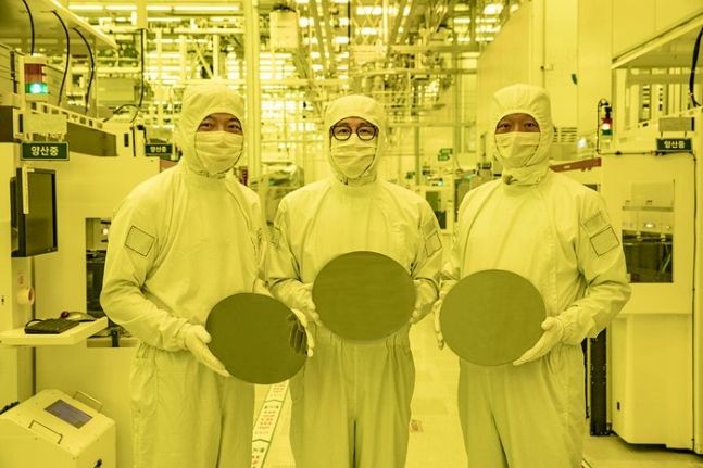 삼성전자 임원들이 삼성전자 화성캠퍼스 3나노 양산라인에서 3나노 웨이퍼를 보여주고 있다.ⓒ삼성전자