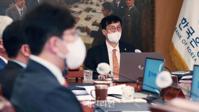 이창용 한국은행 총재가 지난 13일 서울 중구 한국은행에서 열린 금융통화위원회 본회의에 참석하고 있다.ⓒ사진공동취재단