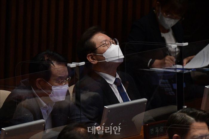 이재명 더불어민주당 의원이 21일 오전 서울 여의도 국회에서 열린 본회의에 참석해 생각에 잠겨있다. ⓒ데일리안 홍금표 기자