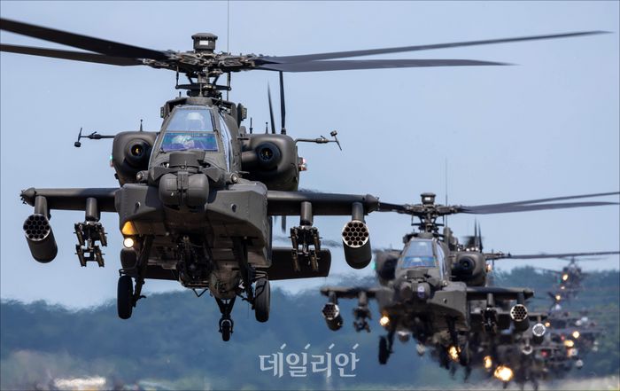 이륙하는 AH-64E 아파치 가디언 공격헬기