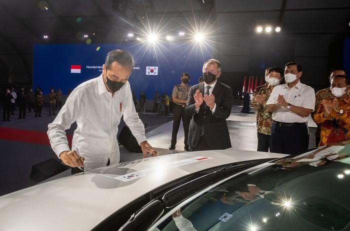 조코 위도도 인도네시아 대통령이 3월 16일 인도네시아 브카시 델타마스 공단 내 위치한 현대차 인도네시아 공장에서 진행된 준공식에서 정의선 현대차그룹 회장이 지켜보는 가운데 아이오닉 5 차량에 서명을 하고 있다. ⓒ현대자동차
