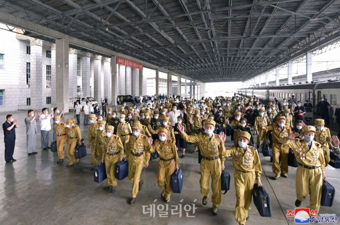 북한 관영매체인 조선중앙통신은 26일 "전국노병대회 참가자들이 전날 평양에 도착했다"고 전했다. ⓒ조선중앙통신