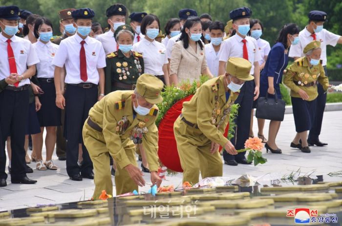북한 관영매체인 조선중앙통신은 28일 "전국노병대회 참가자들이 전날 옛 지휘관들과 전우들을 찾아 경의 표시했다"고 전했다. ⓒ조선중앙통신