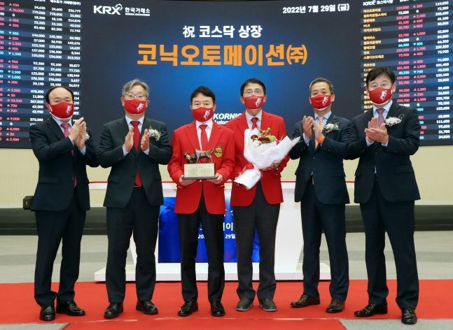 홍순욱 한국거래소 코스닥시장본부장(왼쪽 두번째부터)이 29일 오전 서울 여의도 한국거래소 서울사옥 홍보관에서 개최된 반도체 장비 제어 소프트웨어(SW) 및 스마트팩토리 솔루션 개발 전문기업인 코닉오토메이션의 코스닥시장 상장기념식에서 김혁·나화성 코닉오토메이션(주) 대표이사에게 상장패를 전달한 뒤 참석자들과 기념촬영을 하고 있다. 왼쪽부터 강왕락 코스닥협회 부회장, 홍 본부장, 김 대표, 나 대표, 윤병운 NH투자증권 부사장, 라성채 한국IR협의회 부회장.ⓒ한국거래소