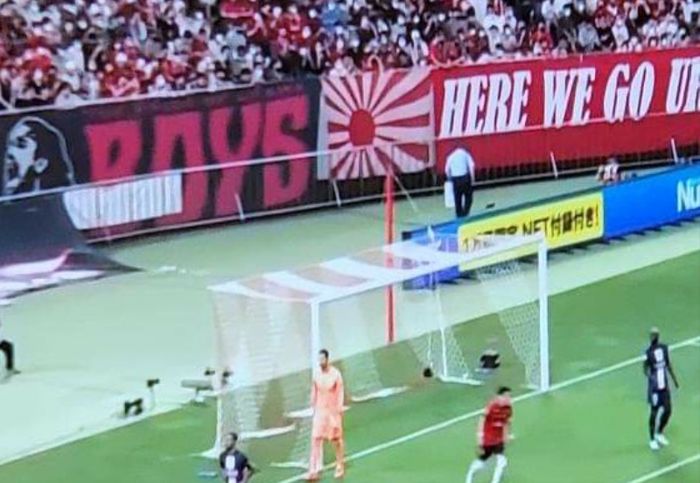 지난 23일 일본 사이타마 스타디움에서 파리 생제르맹(PSG)과 우라와 레즈의 친선경기때 등장한 욱일기. ⓒ 서경덕 교수팀