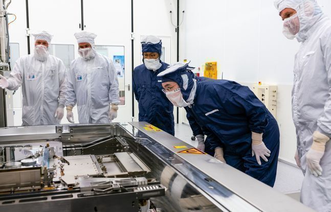 이재용 삼성전자 부회장(오른쪽 두번째)이 지난 2020년 10월 13일(현지시간) 네덜란드 에인트호번에 위치한 ASML 본사를 찾아 극자외선(EUV) 장비를 살펴보고 있다.ⓒ삼성전자