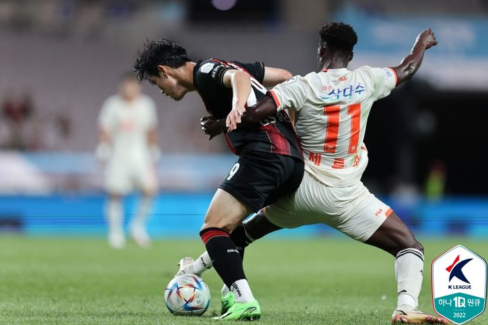 제주 제르소가 서울 강성진과 볼 경합을 펼치고 있다. ⓒ 한국프로축구연맹