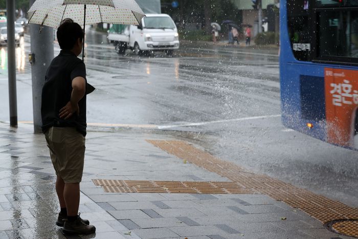 서울 종로구 안국역사거리 횡단보도 앞에 빗물이 고여 있다. ⓒ뉴시스