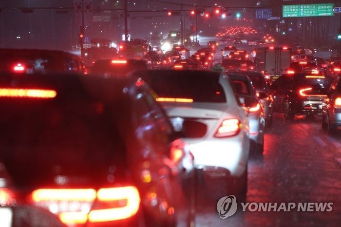 8일 밤 서울 강남 일대 도로 곳곳이 침수되면서 차량정체를 빚고 있다. ⓒ연합뉴스
