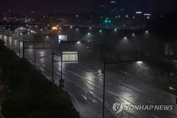 지난 8일 밤 서울 성동구 용비교에서 바라본 동부간선도로가 중랑천 수위 상승으로 차량의 통행이 전면 통제되고 있는 모습. ⓒ연합뉴스