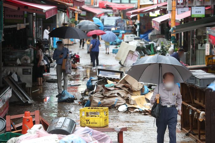집중호우로 많은 피해가 발생한 9일 서울 동작구 남성사계시장 일대에서 폭우로 피해를 입은 상인들이 수해복구를 하고 있다.ⓒ데일리안 김민호 기자