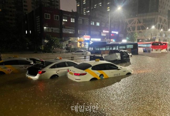 지난 8일 서울 서초구 진흥아파트 인근 도로가 침수돼 차량이 물에 잠겨 있다. ⓒ뉴시스