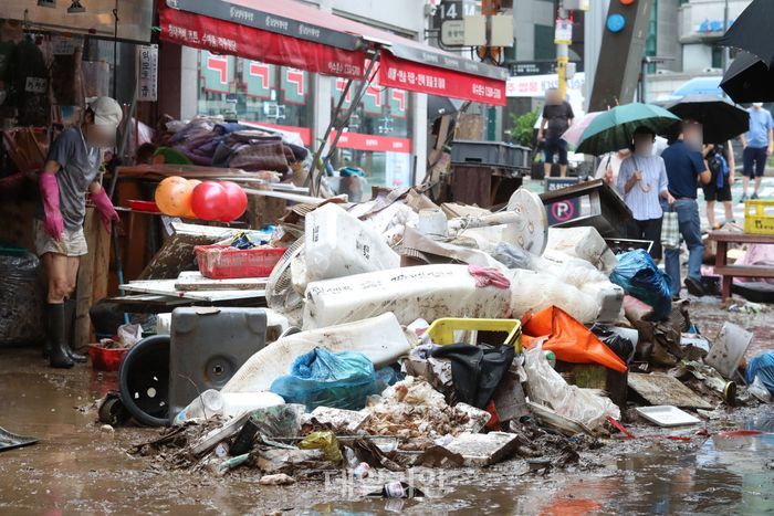 집중호우로 많은 피해가 발생한 9일 서울 동작구 남성사계시장 일대에서 폭우로 피해를 입은 상인들이 수해복구를 하고 있다. ⓒ데일리안 김민호 기자
