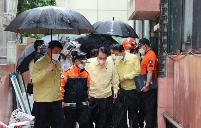 윤석열 대통령이 9일 서울 관악구 신림동 침수 피해 사망사고가 발생한 빌라를 방문하고 있다. ⓒ뉴시스