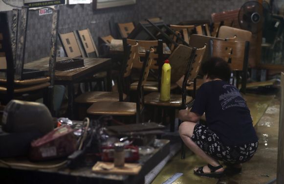 9일 오전 서울 동작구 신대방동 도림천 인근 한 식당에 폭우로 인한 침수피해가 발생해 상인들이 복구작업을 하고 있다.ⓒ뉴시스