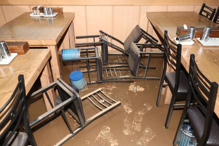 집중호우로 많은 피해가 발생한 9일 서울 동작구 남성사계시장의 한 식당에서 바닥이 진흙으로 뒤덮힌 상태로 있다. ⓒ데일리안 김민호 기자
