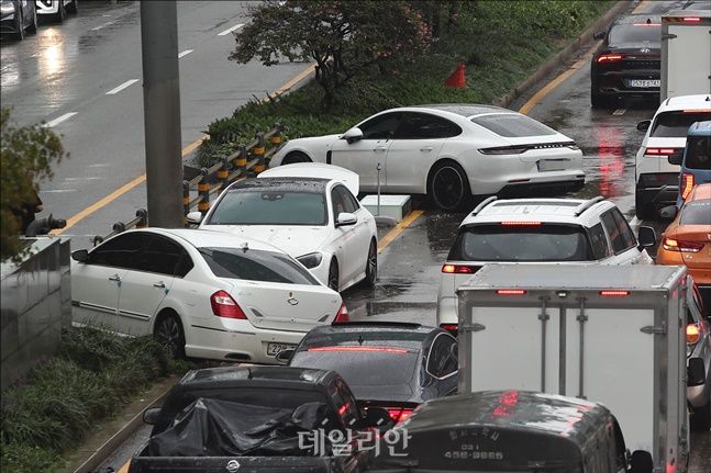 중부지방에 내린 집중호우로 서울 강남 일대에 침수 피해가 심각한 가운데 9일 오전 서울 서초구 진흥아파트 상가 인근에 침수된 차량들이 도로에 세워져 있다. ⓒ데일리안 홍금표 기자