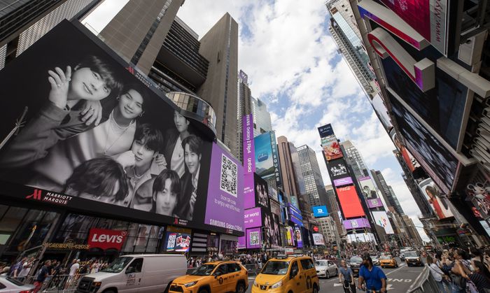 10일 오후 4시(현지시각) 미국 뉴욕 맨해튼 타임스스퀘어에서 '갤럭시 Z 플립4 X BTS' 콜라보레이션 영상이 나오고 있다.ⓒ삼성전자