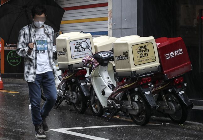 서울 시내의 한 교촌치킨 앞에 배달 오토바이가 주차돼 있다.ⓒ뉴시스