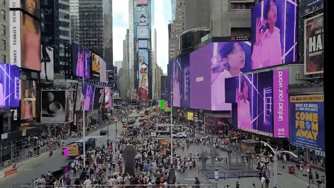10일 오후 4시(현지시각) 미국 뉴욕 맨해튼 타임스스퀘어에서 '갤럭시Z플립4 X BTS' 영상이 나오고 있다.ⓒ데일리안 남궁경 기자