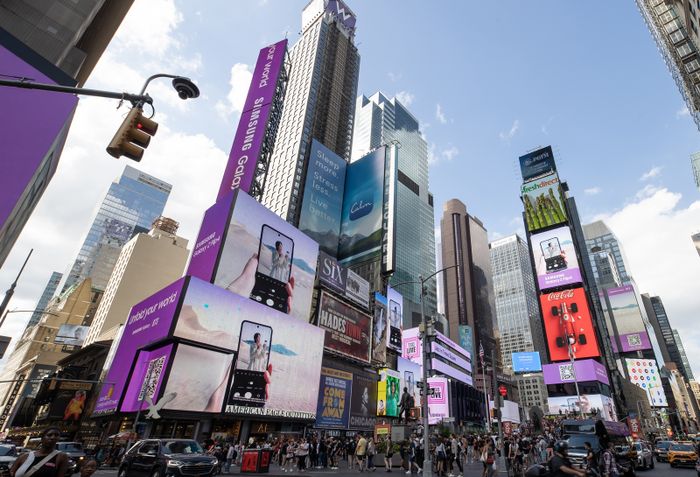 10일 오후 4시(현지시각) 미국 뉴욕 맨해튼 타임스스퀘어에서 '갤럭시Z플립4 X BTS' 영상이 나오고 있다.ⓒ삼성전자