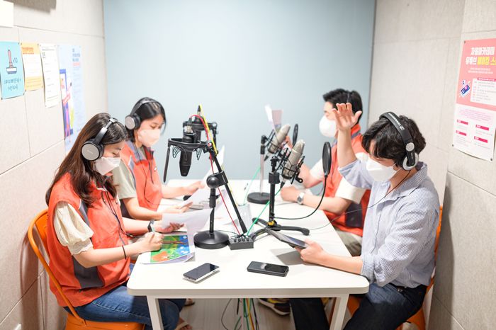 한국타이어 임직원들이 독서에 어려움을 겪는 아동들을 위한 ‘목소리 기부’ 봉사활동에 나섰다. ⓒ한국타이어