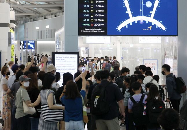 본격적인 휴가철을 맞아 인천국제공항 제1여객터미널 출국장이 이용객들로 붐비고 있다.ⓒ뉴시스