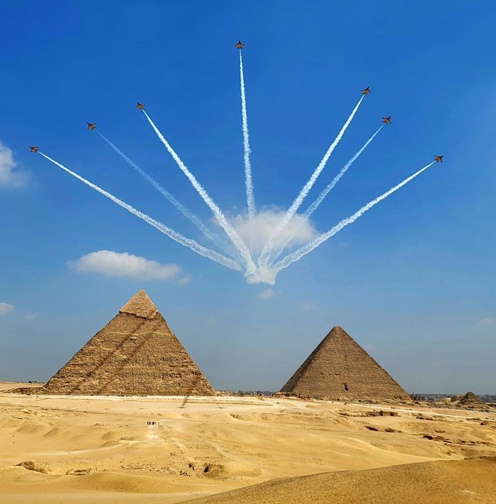 KAI가 만든 T-50 공중곡예기가 피라미드 상공에서 멋진 특수비행을 선보이고 있다. ⓒ한국항공우주(KA)