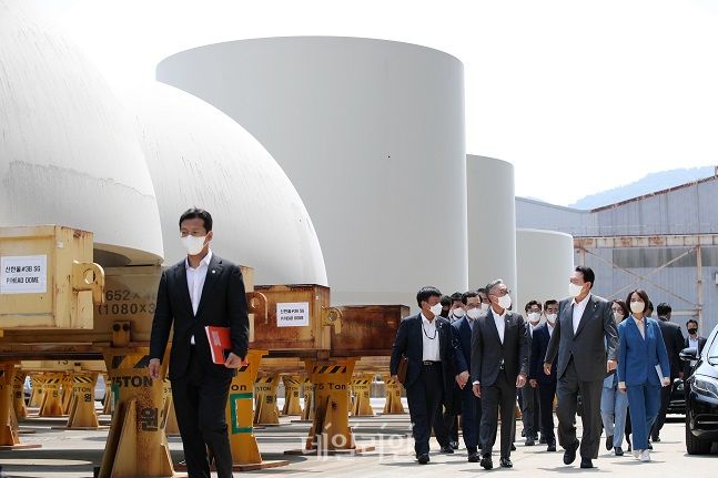 윤석열 대통령이 지난 6월 22일 경남 창원 두산에너빌리티 원자력 공장을 방문해 신한울 3·4호기 주단소재 보관장을 시찰하고 있다. ⓒ뉴시스