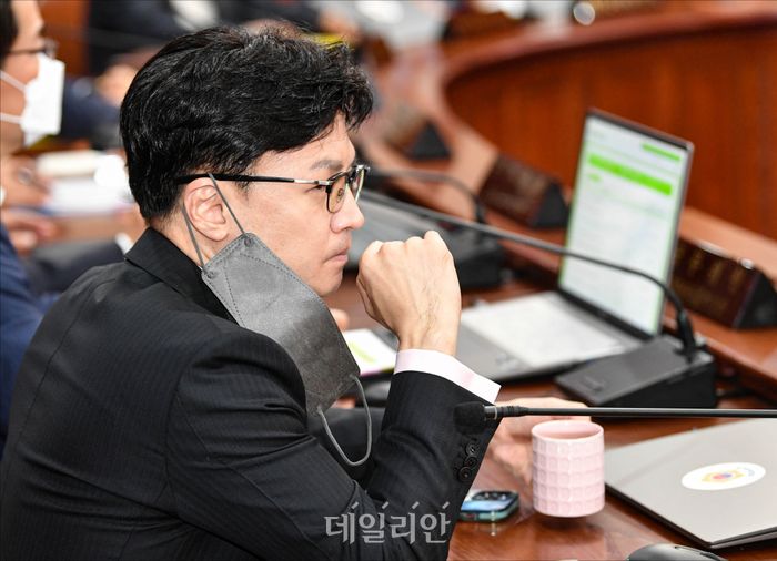 한동훈 법무부 장관이 지난 2일 서울 종로구 정부서울청사에서 열린 제34회 국무회의에서 음료를 마신 뒤 입을 닦고 있다. ⓒ데일리안 홍금표 기자