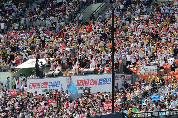 서울 잠실구장에 모인 팬들이 응원전을 펼치고 있다.(자료사진) ⓒ 뉴시스