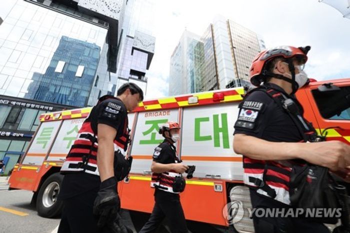 지난 10일 서울 강남역 인근에서 119 특수구조대원 등이 폭우로 휩쓸린 실종자들을 찾는 작업을 위해 이동하고 있다.ⓒ연합뉴스