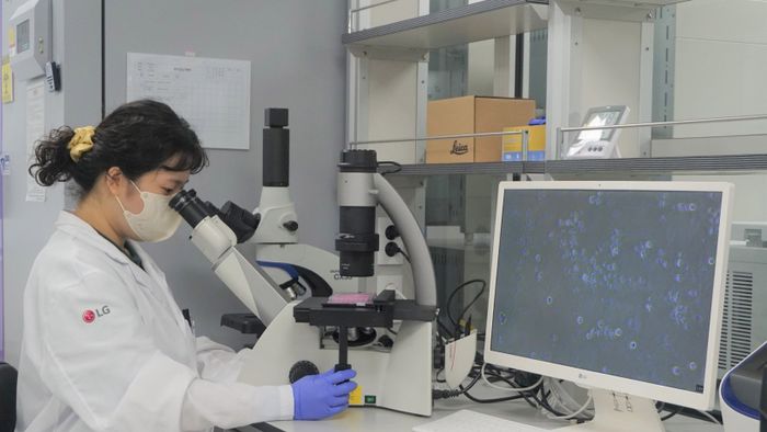 LG전자 품질경영센터 산하 물질분석공인랩이 최근 글로벌 시험ㆍ인증기관 TUV 라인란드(TÜV Rheinland)로부터 항바이러스 시험소 인증을 받았다. LG전자 연구원이 현미경을 이용해 항바이러스 성능을 평가하고 있다.ⓒLG전자