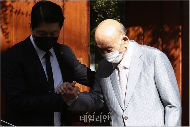 전직 대통령 고(故) 전두환씨가 생전인 지난해 8월 9일 오전 광주지법에서 열린 항소심 재판에 출석하기 위해 서울 연희동 자택을 나서고 있는 모습. ⓒ데일리안