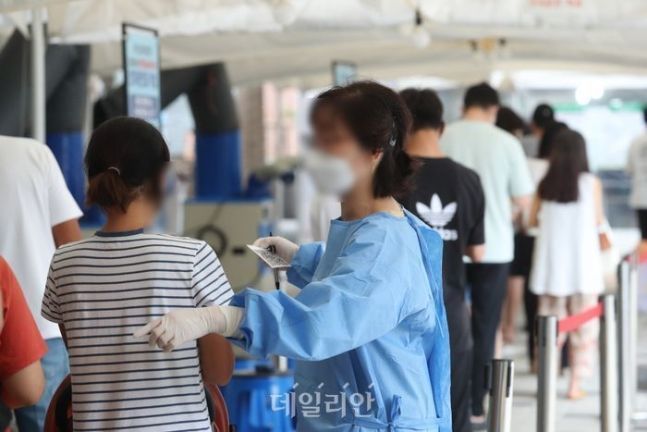 서울 마포구 코로나19 마포구보건소 선별진료소에서 시민들이 코로나19 검사를 위해 줄을 서서 기다리고 있다. ⓒ데일리안DB