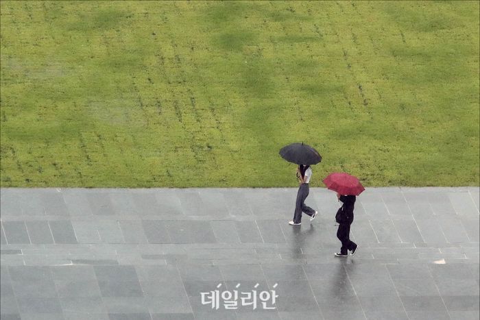 중부지방을 중심으로 모레까지 최대 350mm 이상의 폭우가 쏟아질 것으로 알려지며 호우경보가 발효된 8일 서울 세종대로 광화문 일대에서 우산을 쓴 시민들이 발걸음을 재촉하며 길을 지나고 있다. ⓒ데일리안 홍금표 기자