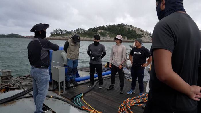지난 8월 9일 오전 8시경 전북 군산 고군산도 인근 해역에서 수중 문화재 발굴 팀이 발굴 작업 전 양순석 수중 발굴 조사원의 지시를 받고 있는 모습 ⓒ데일리안