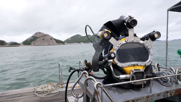 수중 발굴 조사원들이 바다 속으로 다이빙할 때 쓰는 수중 마스크. 해상 팀원들과 소통하기 위한 통신 장비가 부착돼 있다. ⓒ데일리안