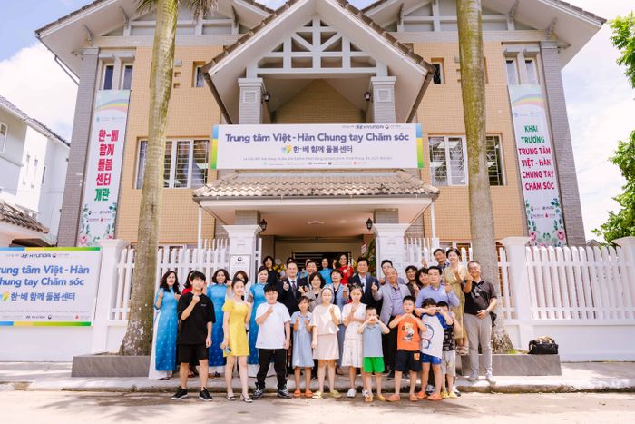 지난 26일 베트남 하이퐁시에서 진행된 ‘한-베 함께돌봄센터 2호’ 개관식에서 관계자, 한-베 다문화가정 부모 및 자녀들이 기념 촬영을 하고 있는 모습 ⓒ현대자동차