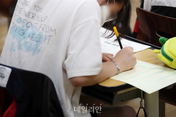 문·이과 통합 체제로 시행되는 2022학년도 대학수학능력시험의 첫 모의평가가 실시된 2021년 6월 서울 영등포구 여의도여자고등학교에서 학생들이 OMR카드를 작성하고 있다. ⓒ데일리안