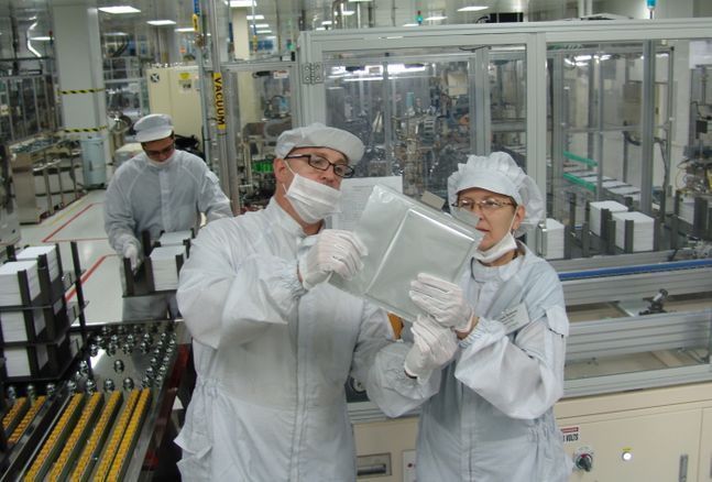LG에너지솔루션의 미국 미시간 공장 생산라인에서 직원들이 생산된 제품을 살펴보고 있다. ⓒLG