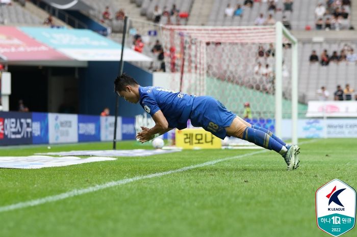 수원 오현규가 서울을 상대로 선제골을 넣은 뒤 푸쉬업 세리머니를 펼치고 있다. ⓒ 한국프로축구연맹