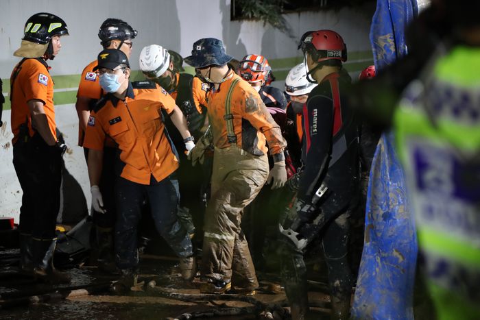 6일 저녁 태풍 '힌남노'의 폭우로 잠긴 경북 포항시 남구의 한 아파트 지하 주차장에서 소방·군 관계자들이 실종된 주민 1명을 추가로 구조하고 있다. ⓒ 연합뉴스