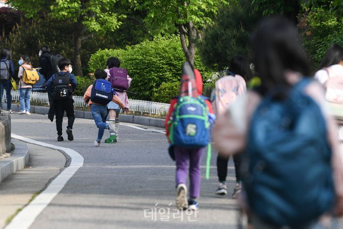 서울 한 초등학교로 학생들이 등교하고 있다. ⓒ사진공동취재단