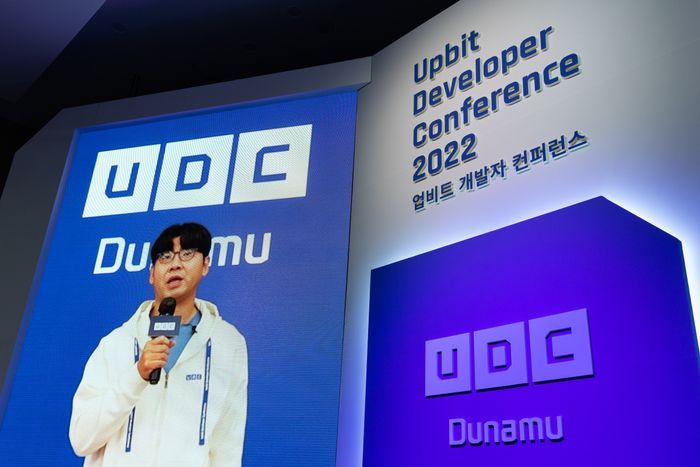 송치형 두나무 회장이 22일 개막한 ‘업비트 개발자 콘퍼런스(UDC 2022)’에서 영상을 통해 기조연설을 하고 있다.ⓒ두나무
