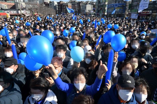 3월 6일 오후 서울 성북구 성북천 분수광장에서 열린 이재명 더불어민주당 당시 대선 후보의 '성북·강북의 변화와 새로운 미래! 이재명이 앞장섭니다!' 유세에서 지지자들이 이 후보를 연호하고 있는 모습 ⓒ데일리안