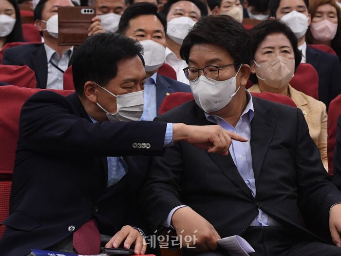 국민의힘 김기현 의원과 권성동 의원 ⓒ데일리안 박항구 기자